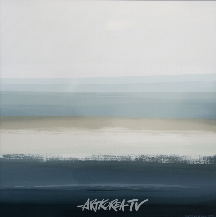 Horizon Line of Valensole-by Professor Emeritus PARK Jongkwan.  2025, 50.0x50.0cm, pigment print on canvas. 나는 프로방스의 끝없는 지평선을 AI가 어떻게 그려낼지 몹시 궁금했었다. 한국의 단색화 느낌의 프로방스의 거대한 지평선, 나는 이 그림을 하늘과 땅의 경계선, 수많은 라벤더 언덕의 곡선이 매우 잘 조합된 만족도 최고의 걸작품이라 평가한다-사진 김한정 기자