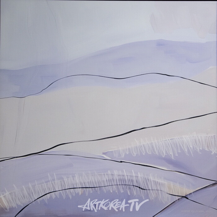 Lavender Field in Provence-by Professor Emeritus PARK Jongkwan.  2025, 50.0x50.0cm, pigment print on canvas. 남프랑스 발랑솔 고원은 라벤더 천국이다. 6월말부터 한 달간 남프랑스는 보라색으로 바뀐다. 라벤더 고원의 능선들과 어우러진 수많은 직선과 곡선의 조합은 이 지역을 지구 최고의 공간 예술품으로 만든다. 작품의 하얀 곡선과 글씨는 나에게 무엇을 말하고 싶었던 것일까?-사진 김한정 기자