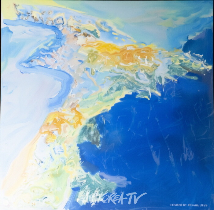 The Great Barrier Reef in Australia-by Professor Emeritus PARK Jongkwan.  2025, 50.0x50.0cm, pigment print on canvas. 호주의 케언즈에서 비행기를 타고 앞바다로 나가면 1981년 세계유산으로 등재된 그레이트 배리어 리프(대보초)를 볼 수 있다. 호주 북동부 해안에 걸쳐 분포하고 있다는 이 산호초 군락은 그 넓이가 한반도 면적에 달한다고 하니 실로 경이로울 따름이다. 잊을 수 없는 장관이다.-사진 김한정 기자