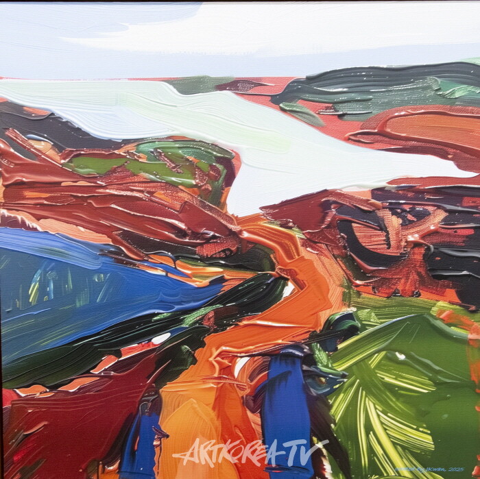 Watershed in the Future-by Professor Emeritus PARK Jongkwan.  2025, 50.0x50.0cm, pigment print on canvas. 메마른 하천을 붉게 그려보았다. 주변 산지가 온통 붉은 색이다. 기후변화가 초래한 황폐한 유역모습이다. 꼭 사막지대 같다. 전 지구적으로 건조지역이 얼마나 들어나게 될까? 저 시대에는 인류가 어떤 모습으로 살아가게 될까?-사진 김한정 기자