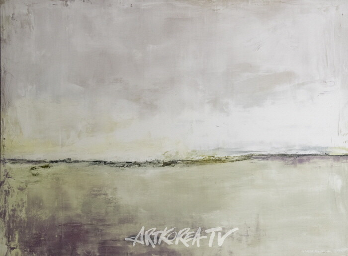 Provence Horizon Line-by Professor Emeritus PARK Jongkwan.  2025, 61.0x45.7cm, pigment print on canvas. 아름다운 단색화다. 캔버스 한복판을 옆으로 가르며 프로방스 라벤더 지평선을 그려놓고 있다. 낮은 산자락이 깊게 깔리고 보라색과 흰색 공간이 끝없는 지평선과 맞물려 있다. 캔버스를 이등분하고 있음에도 그 모습이 싫지 않다.-사진 김한정 기자