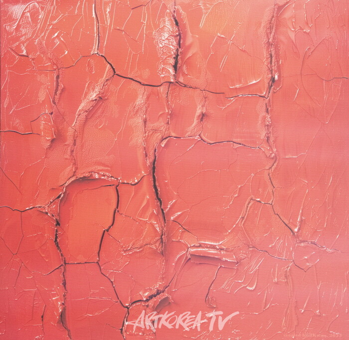 Devastated Earth Surface-by Professor Emeritus PARK Jongkwan.  2025, 50.0x50.0cm, pigment print on canvas. 지구열대화가 가속되면 미래의 지표면은 어떤 모습으로 바뀔까? Al는 미래의 지구를 어떤 모습으로 상상하고 있을지가 궁금했다. 지표면의 증발은 물론 지하수면이 땅속 저 깊숙이 위치한 물 없는 대륙, 화성 표면을 보는 듯한 그림에서 의외로 진한 예술성이 발견된다.-사진 김한정 기자