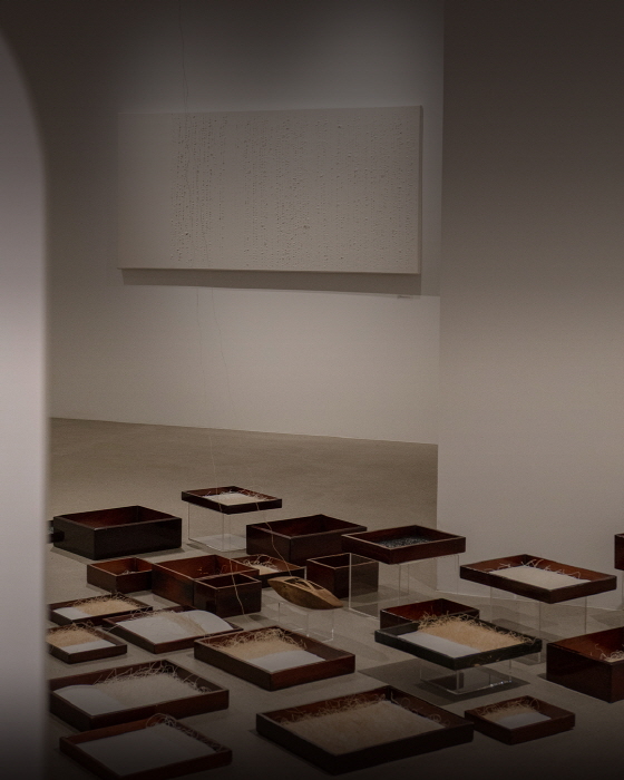 김명남 교수의 ‘하얀 묘법’-침묵의 직조, 생의 비문을 새기다-사진제공 김명남 작가