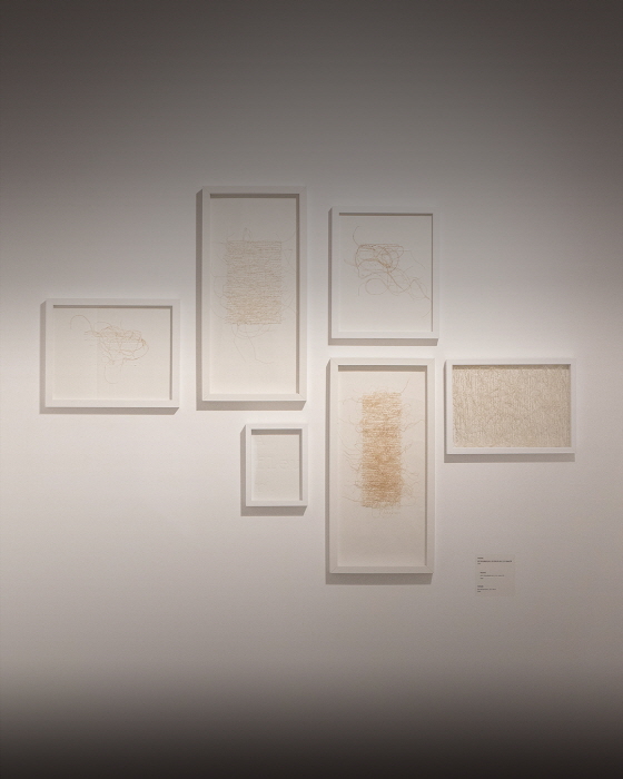 김명남 교수의 ‘하얀 묘법’-침묵의 직조, 생의 비문을 새기다-사진제공 김명남 작가