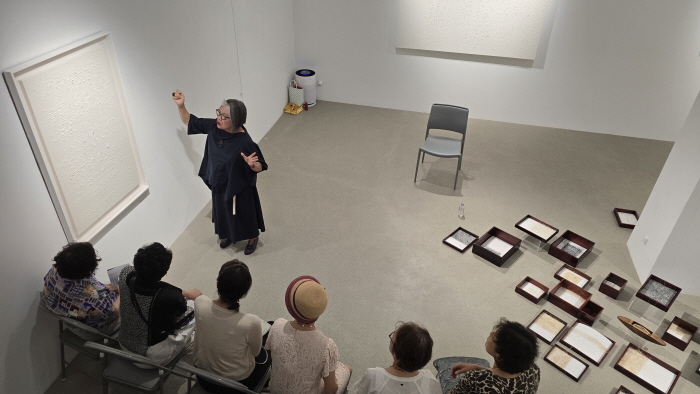 김명남 교수의 ‘하얀 묘법’-침묵의 직조, 생의 비문을 새기다-사진제공 김명남 작가