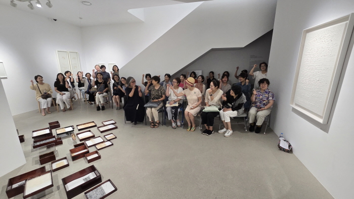 김명남 교수의 ‘하얀 묘법’-침묵의 직조, 생의 비문을 새기다-사진제공 김명남 작가