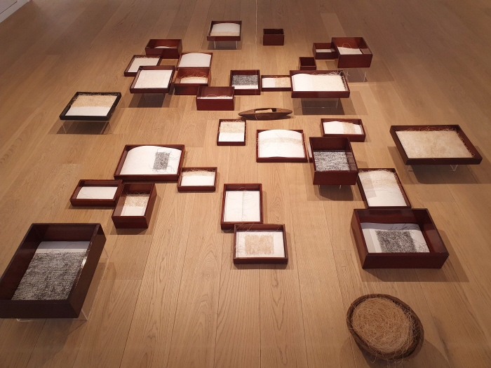 미완의 글, 한지위에 삼베실로 글쓰기, 2 × 3 m, 31 작품 설치 2019-2025-III-사진제공 김명남 작가