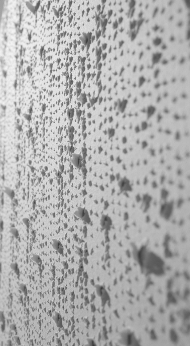 하얀묘법III 켄파스 위에 아르쉬 종이 송곳으로 작업 97×194cm-사진제공 김명남 작가