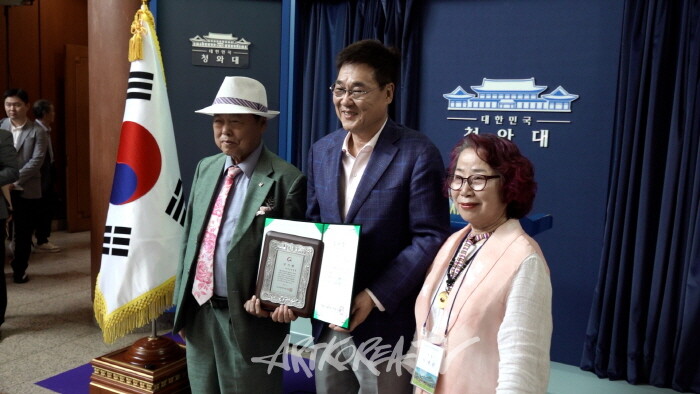 종로구청장에 감사패 증정-사진 최윤영 기자