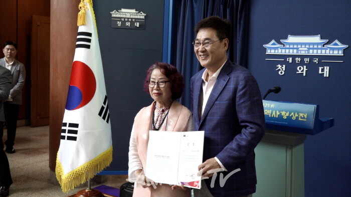 종로미술협회 이애란 회장 감사패 수상-사진 최윤영 기자