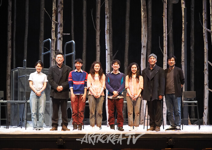 연극 '렛미인' 프레스콜(사진 왼쪽부터 이지영 국내협력 연출 - 조정근 - 천우진 - 권슬아-안승균-백승연-지현준-김준태 국내협력 무브먼트 디렉터)  2025.07.08 사진 ⓒ아트코리아방송 이용선 기자​