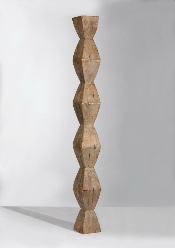 끝없는 기둥 III / 콘스탄틴 브랑쿠시는 1918년부터 생애 마지막까지 다양한 크기와 소재로 여러 버전의 "무한 기둥" 을 제작했습니다 . 그러나 마름모꼴 모양의 반복을 기반으로 구조는 동일하게 유지됩니다. 수직적인 흐름 속에서 리듬감, 비율의 조화, 그리고 모티프의 단순함이 드러납니다. 그의 마지막 기둥(1938년)은 높이가 거의 30미터에 달하며, 루마니아 트르구지우의 한 공원 한가운데, 제1차 세계 대전 전사자들을 기리는 성지에 설치되어 있습니다.