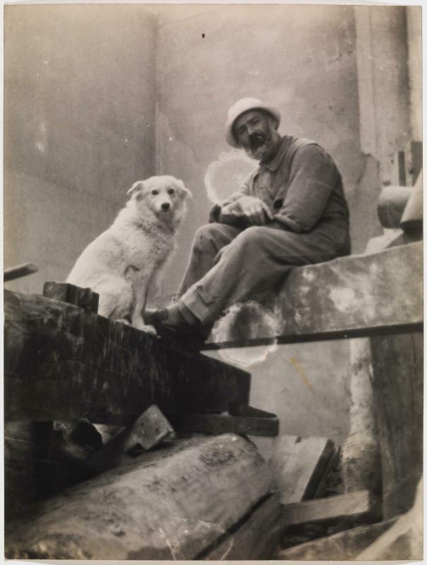 스튜디오에서 반려견 폴레어와 함께 찍은 사진