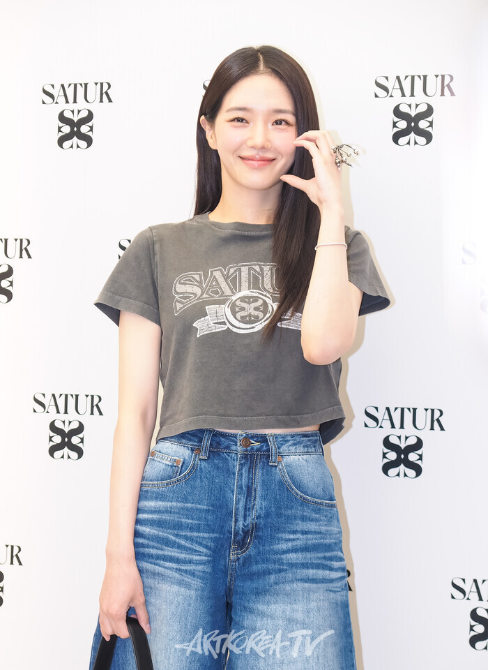 '세터 아카이브(SATUR ARCHIVE) 명동' 매장 오픈 기념 포토월(박규영) 2025.07.10 사진 ⓒ아트코리아방송 이용선 기자​