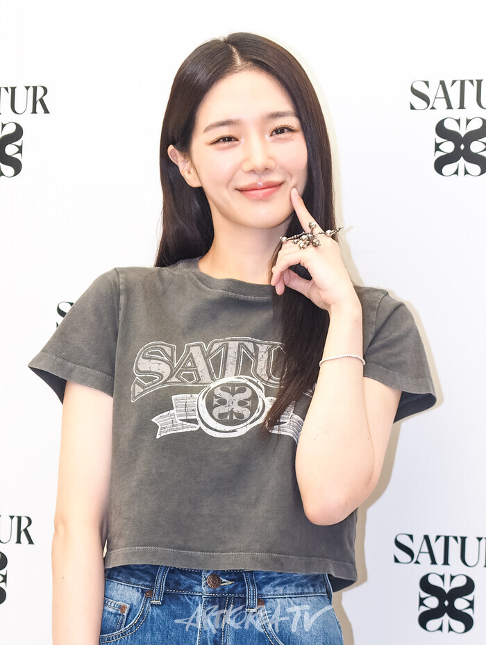 '세터 아카이브(SATUR ARCHIVE) 명동' 매장 오픈 기념 포토월(박규영) 2025.07.10 사진 ⓒ아트코리아방송 이용선 기자​