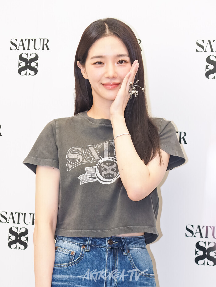 '세터 아카이브(SATUR ARCHIVE) 명동' 매장 오픈 기념 포토월(박규영) 2025.07.10 사진 ⓒ아트코리아방송 이용선 기자​