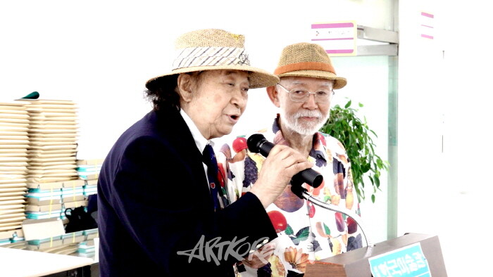 제19회 대한민국서예문인화원로총연합회전 개막-이흥남 공동회장이 친구 소개 