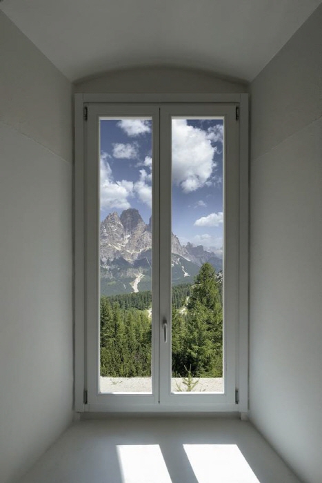 , Pigment print, Led monitor, 108 X 72cm, 2025.(내부 : 이태리 / 외부 : 돌로미티, 이태리)-사진제공 더 트리니티 앳 그랜드 하얏트 서울 제공