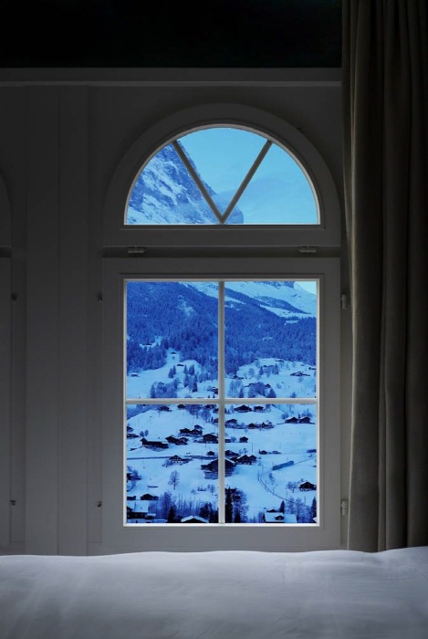 , Pigment print, Led monitor, 108 X 72cm, 2025.(내부 : 스위스 호텔 / 외부 : 스위스 아이거 북벽)-사진제공 더 트리니티 앳 그랜드 하얏트 서울 제공