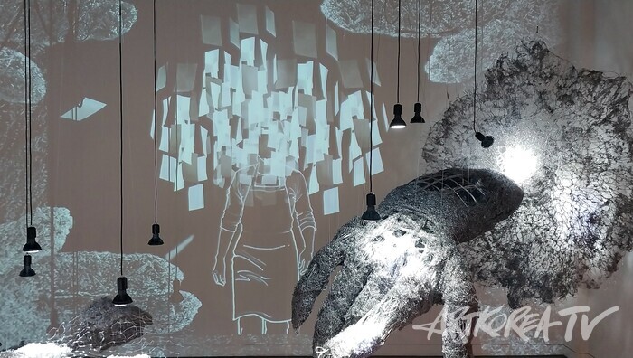 기호노동자의 '잠의 실종1:감각의 손' 전시 전경