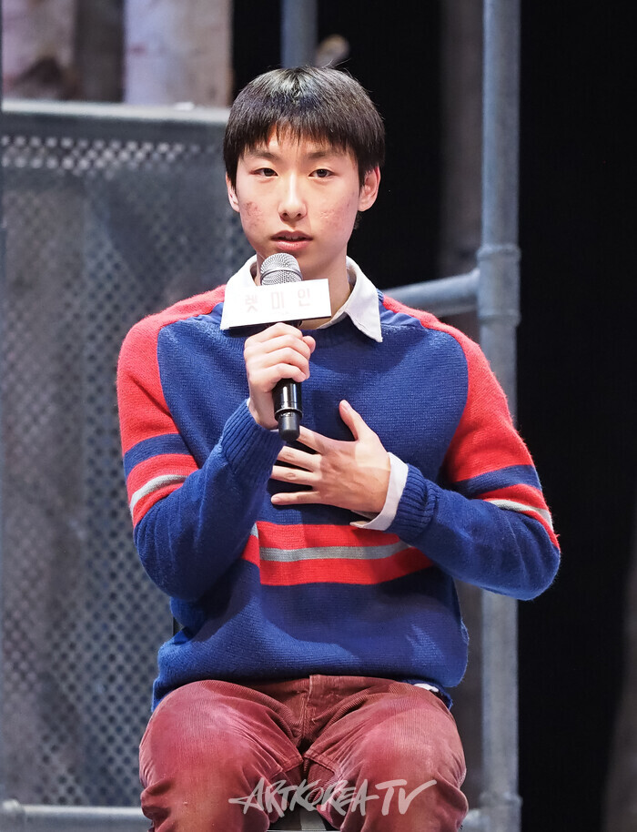 연극 '렛미인' 프레스콜(오스카 역 천우진) 2025.07.08 사진 ⓒ아트코리아방송 이용선 기자​