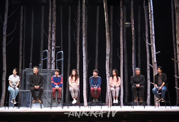 연극 '렛미인' 프레스콜(사진 왼쪽부터 이지영 국내협력 연출- 조정근-천우진-권슬아-안승균-백승연-지현준-김준태 국내협력 무브먼트 디렉터) 2025.07.08 사진 ⓒ아트코리아방송 이용선 기자​