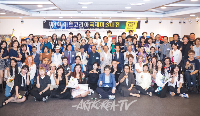 제4회 아트코리아국제미술대전 시상식 단체사진. 2025.07.16 ⓒ아트코리아방송 이용선 기자​
