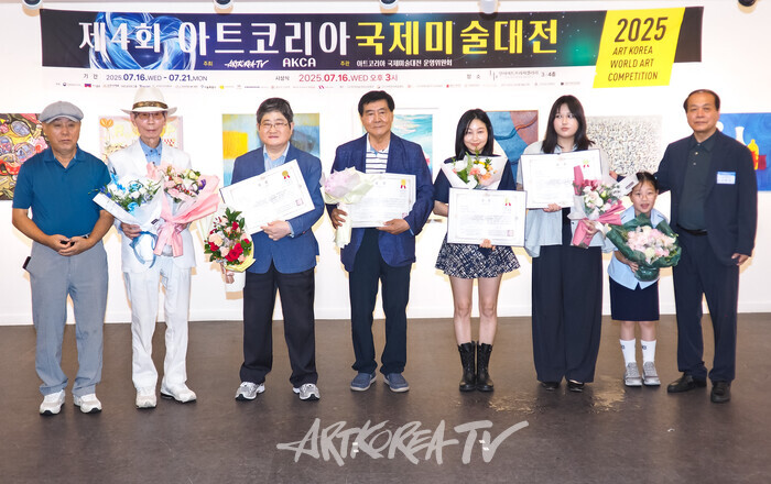 제4회 아트코리아국제미술대전 시상식(블루상 서정길(모바일아트), 조진기(사진), 안세희(서양화), 윤예진(서양화) 작가) 2025.07.16 사진 ⓒ아트코리아방송 이용선 기자​