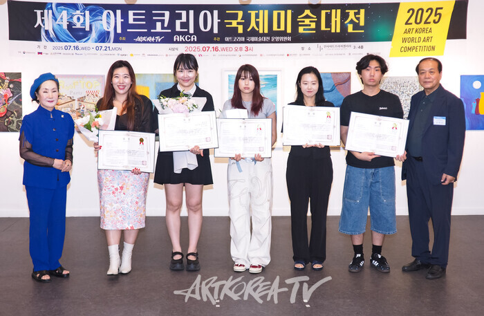 제4회 아트코리아국제미술대전 시상식(블루상 김민(서양화), 김선정(서양화), 정유안(서양화), 김지연(서양화), 김민성(서양화) 작가) 2025.07.16 사진 ⓒ아트코리아방송 이용선 기자​