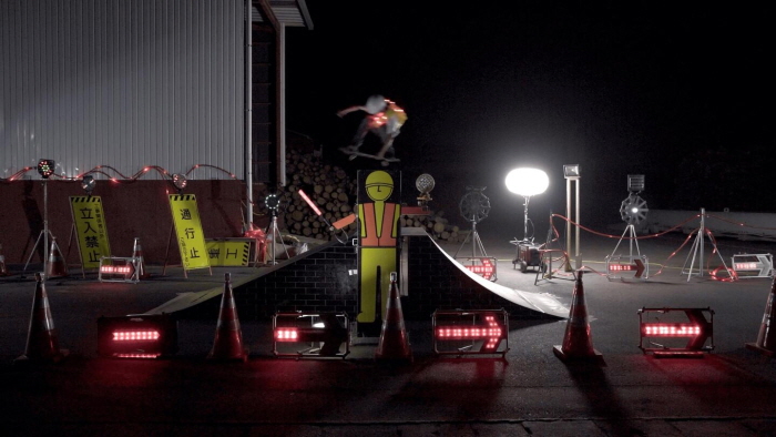 사이드 코어, 로드 작업(이시노마키 시) 스틸컷 , 2017. 싱글 채널 비디오. 작가 및 파셀 제공