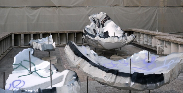 유진 정, 포춘 어스 , 2022. 2024 부산비엔날레 설치 전경. 폴리스티렌 폼, 스테인리스 스틸 파이프, 스프레이 페인트, 에폭시 퍼티, 시멘트, 가변 크기. 작가 및 부산비엔날레 제공