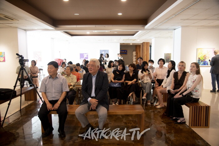 ‘2025 아트포럼인터내셔널국제정기전’ 개막-한국과 세계 작가 47인의 만남-사진 김한정 기자
