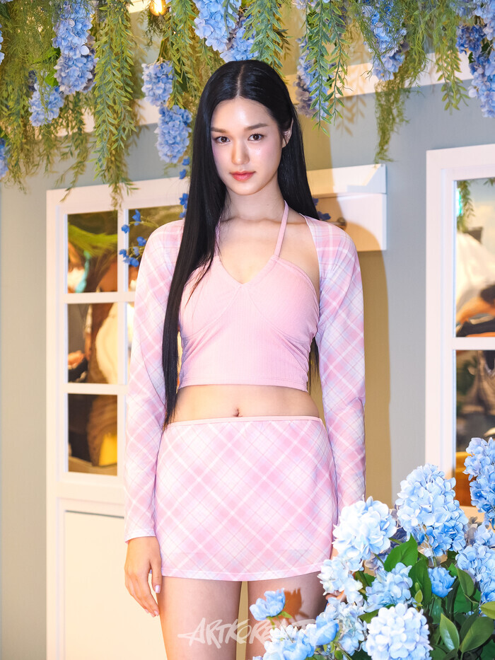 워터 스포츠 브랜드 배럴(BARREL)의 '배럴 서머브리즈 팝업스토어' 오픈 기념 포토월 행사(배우 이수현) 2025.07.25 사진 ⓒ아트코리아방송 이용선 기자​