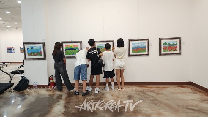 어린이 모바일그림을 보며 관심을 보이는 어린이들