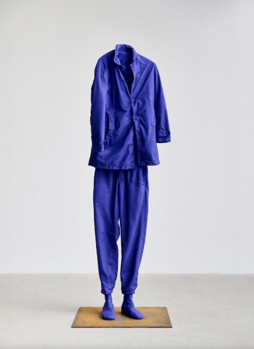 어윈 웜, 유령(대체) , 2022. 알루미늄, 페인트, 300 × 87 × 56cm. © Erwin Wurm / Bildrecht, Wien 2025. 제공: Thaddaeus Ropac. 사진: 마커스 Gradwohl 