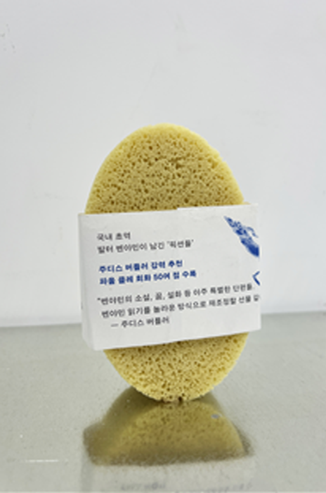 몇G_스펀지, 발터 벤야민의 고독의 이야기들 책 띠지_가변설치_2025-사진제공 레이블 갤러리