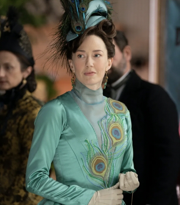 버사 러셀 역의 캐리 쿤이 청록색 공작새 모티브 드레스를 입고 등장. HBO Max 제공.