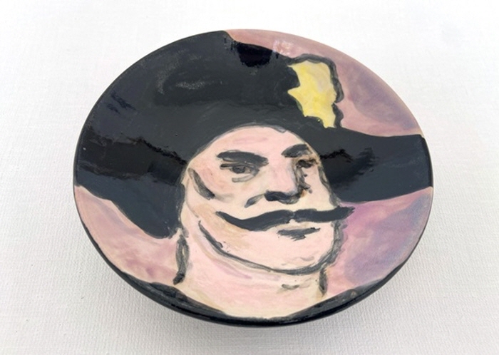 마즈 라프테 하인-캡틴 마즈 라프테 하인, 2025 도자기, 흰색 석기 위에 유약 아래, 17 x 17cm , 2025-사진제공 필저 & 그라프 갤러리