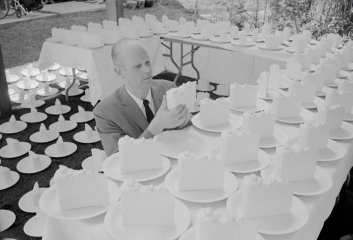 스웨덴 출신 예술가 클래스 올덴버그가 석고 케이크 조각('결혼 기념품'이라는 제목)을 배열하고 있는 모습, 캘리포니아주 토팡가 캐년, 1966년 4월 말. 이 조각들은 1966년 4월 23일에 열린 짐과 주디스 엘리엇의 결혼식을 위해 제작되었습니다. 사진-존 브라이슨-게티 이미지