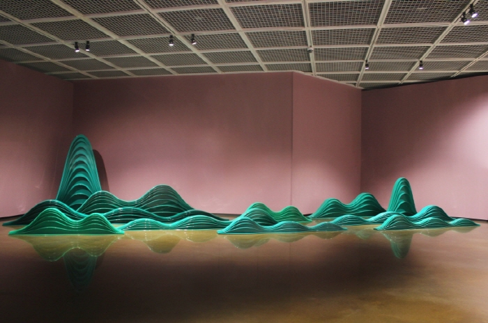 김태수, 태고의 신비(Myster of Antiquity), 2019, Painted Stainless Steel, 가변설치-사진제공 서울미술관