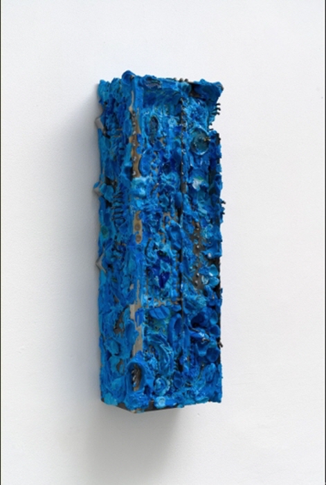 곽인탄_푸른 살, 2024, 레진, 석고, 수성 퍼티, 철, 스텐, 각종 잔여물, 67×25×15 cm-사진제공 공근혜 갤러리