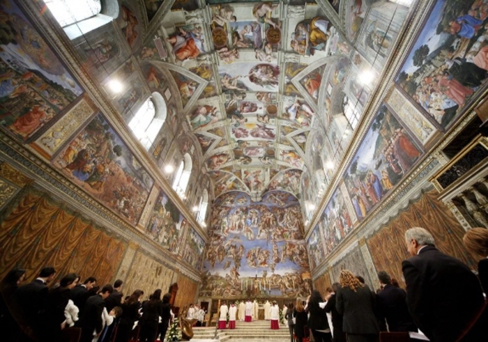 바티칸 시국에 있는 미켈란젤로의 시스티나 성당에서 거행되는 예배. 사진-Franco Origlia-Getty Images