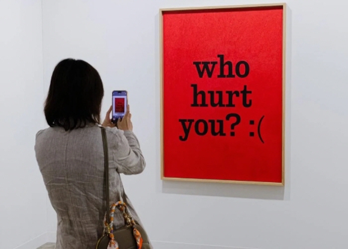 아트 바젤 홍콩 2025에서 노라 투라토가 선보인 작품. 사진-키스 츠지-게티 이미지.