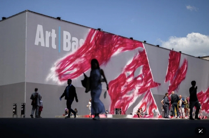 2025년 스위스 아트 바젤 입구로 걸어가는 방문객들. 사진-Fabrice Coffrini - AFP via Getty Images.