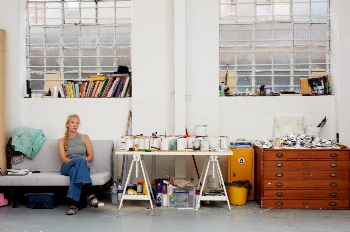 팸 에블린의 초상화, 2023년. 29세의 이 작가는 페이스 갤러리(Pace Gallery) 소속입니다. 사진-로버트 글로와키(Robert Glowacki). © 팸 에블린. 페이스 갤러리 제공.