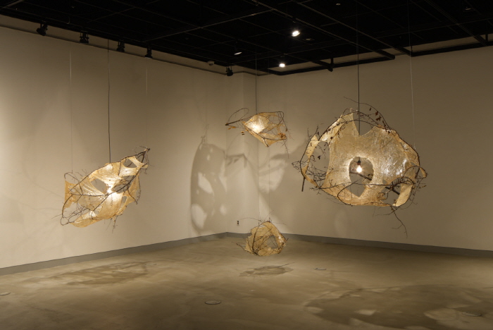 강현아_복원력-25_나뭇가지, 라텍스, 조명, 가변설치_2025-사진제공 예술의전당