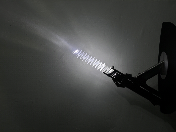 밈모_Cheergun_스테인리스, 아크릴, 배터리, 40x7x40(cm)_2025-사진제공 예술의전당