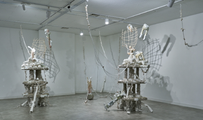 신디하_덧붙인 뼈_ 시멘트, 직접 제작한 탄산칼슘 점토, 굴껍질, 산호석, 뼈산호, 3D 프린트, 수성 아크릴 레진, 끈, 가변설치_2025-사진제공 예술의전당
