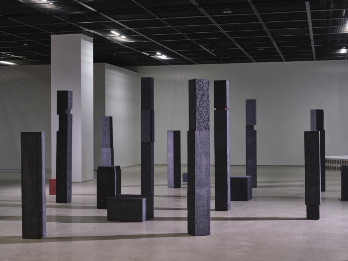 이우재_Untitled(Pillars)_신문지, 합판, 가변설치_2023-사진제공 예술의전당