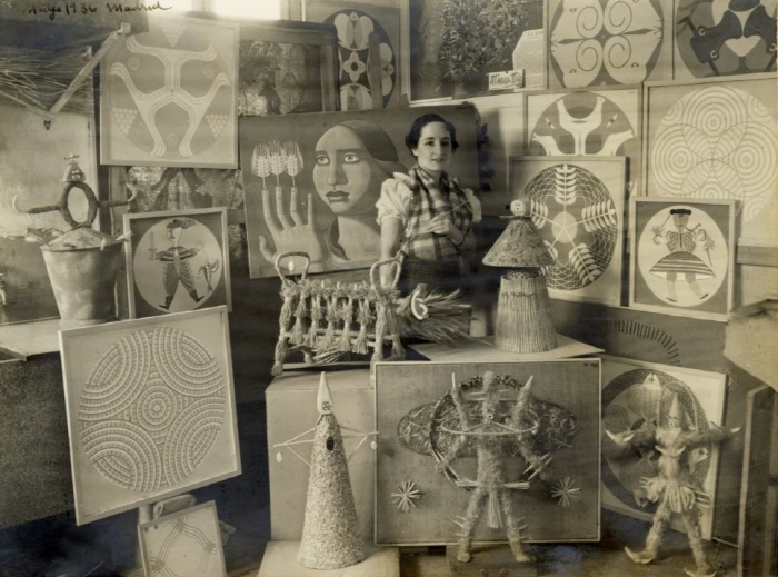 1936년 마드리드 스튜디오의 마루자 말로(Maruja Mallo). 사진-© Maruja Mallo, VEGAP, Santander, 2024